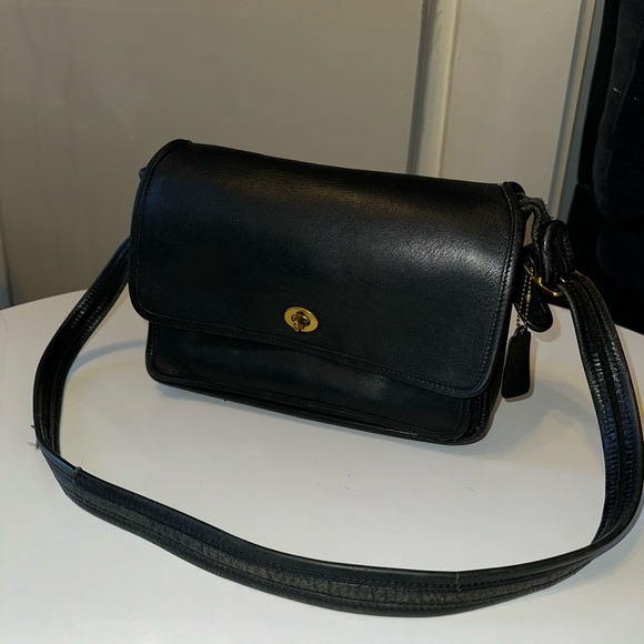 Coach Handbags - Vintage Coach flap turnlock leather adjustable strap